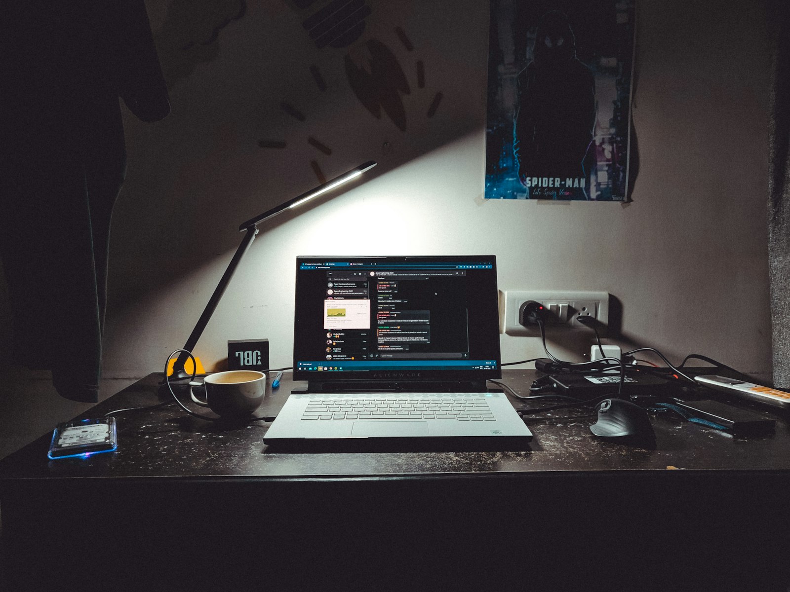 Aprendi a programar aos 64. Não virei gênio — virei útil
